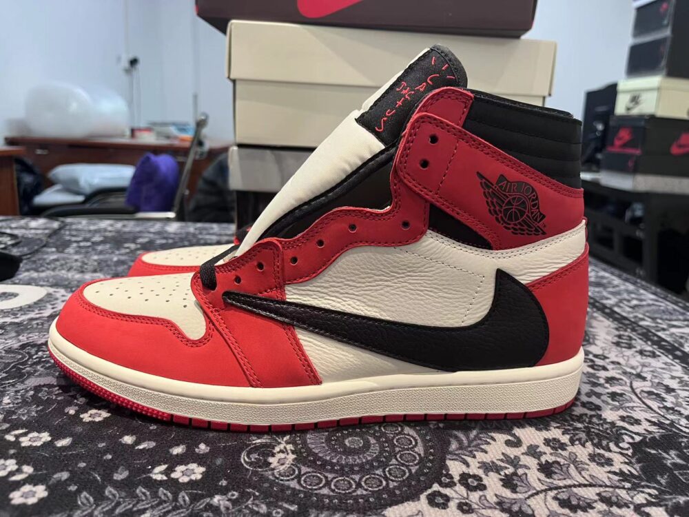 Travis Scott x Air Jordan 1 Cactus Jack Chicago - 8