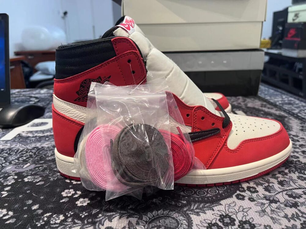 Travis Scott x Air Jordan 1 Cactus Jack Chicago - 7