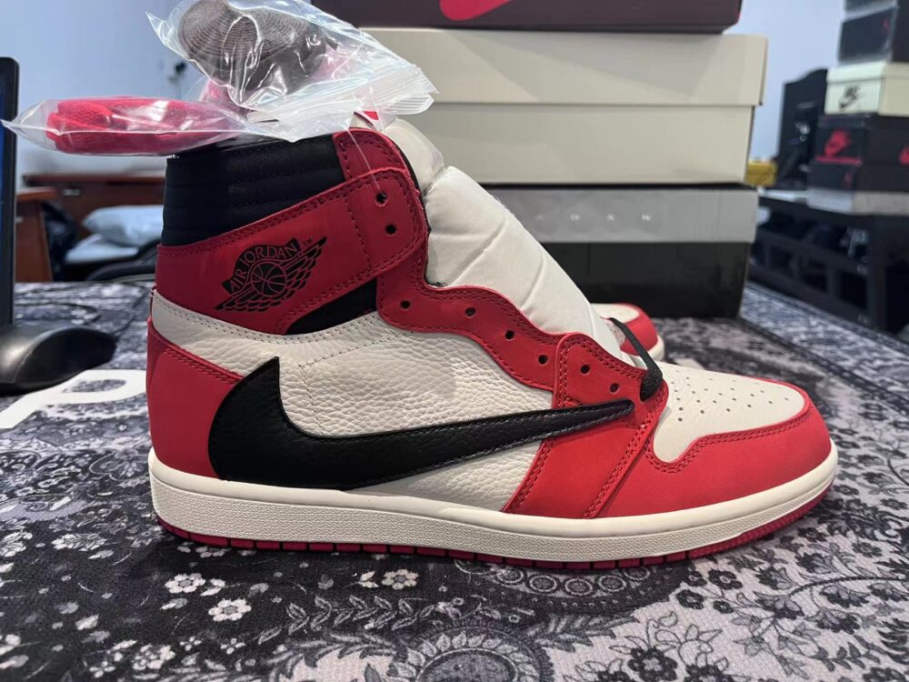 Travis Scott x Air Jordan 1 Cactus Jack Chicago - 9